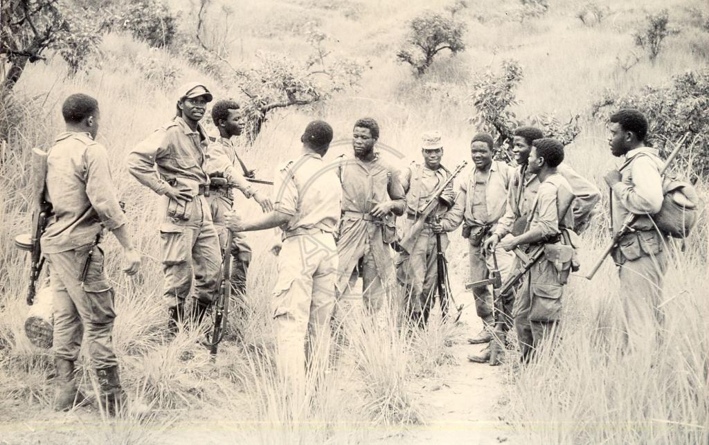 Visita de Robert Davezies e Jacques Vignes a zonas de acção do MPLA